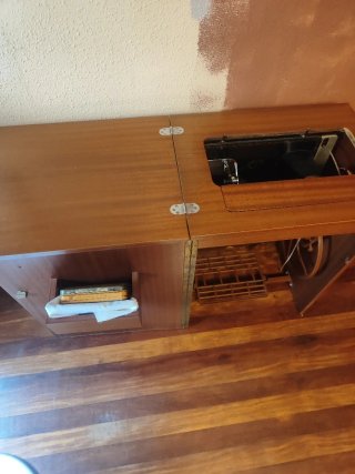 Máquina de coser Alfa con mueble