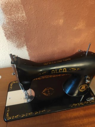 Máquina de coser Alfa con mueble