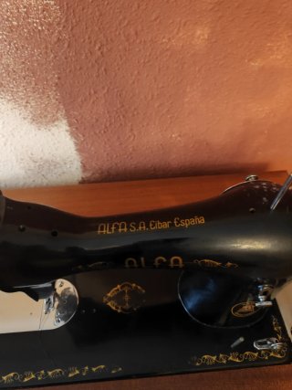 Máquina de coser Alfa con mueble