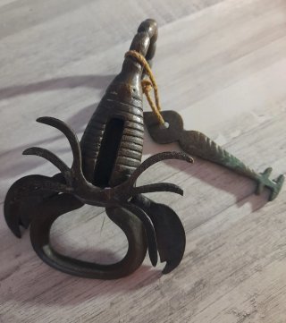 Antiguo candado indio de escorpión