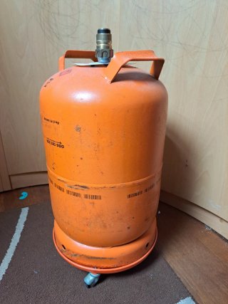 Horno de gas con botano lleno