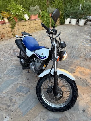 Suzuki Van Van 125cc Blanca y Azul