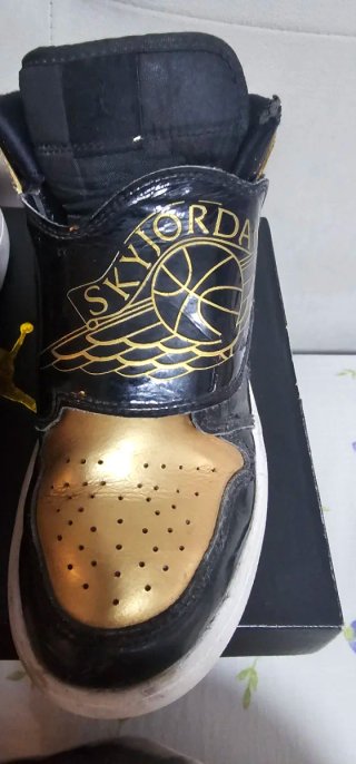 Zapatillas Jordan Sky Jordan 1 Negro Dorado T 35