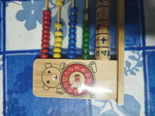 Ábaco de madera con reloj y cálculo
