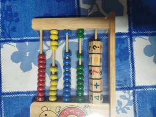 Ábaco de madera con reloj y cálculo