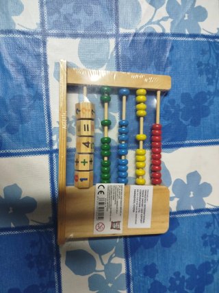 Ábaco de madera con reloj y cálculo