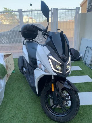 Moto Scooter Automática Blanca y Negra