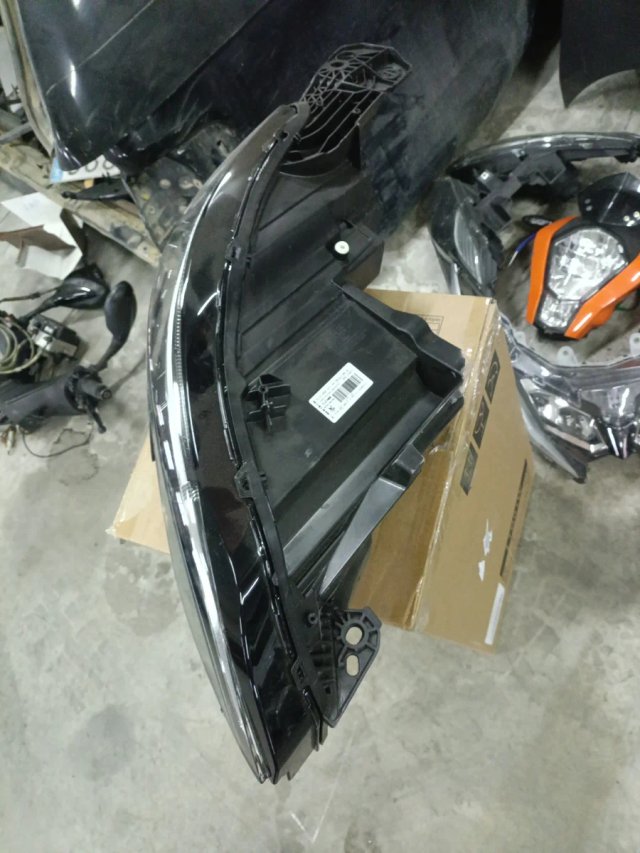 1674017980 Faro Peugeot 3008