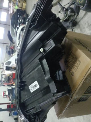 1674017980 Faro Peugeot 3008