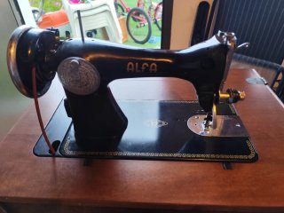 Máquina de coser Alfa antigua