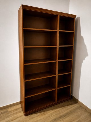 Estanterías de madera marrón