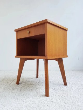 Mesita de noche Mid Century de roble. Francia 60s.