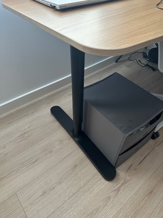 Escritorio Ikea ajustable en altura