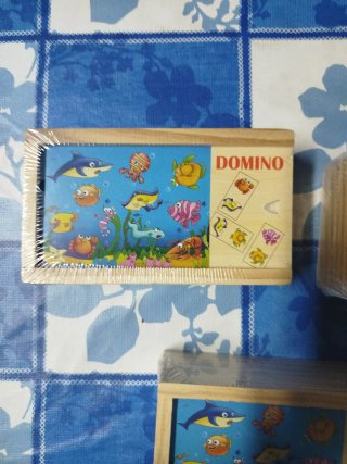 Dominos de madera infantiles. Juego de mesa.