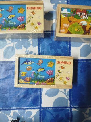 Dominos de madera infantiles. Juego de mesa.