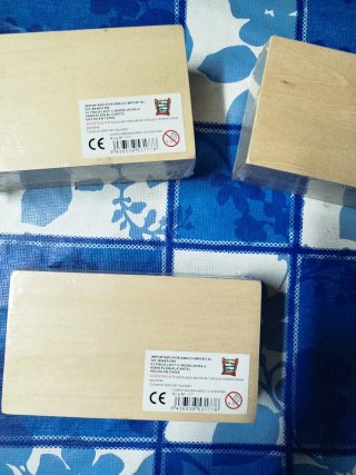 Dominos de madera infantiles. Juego de mesa.