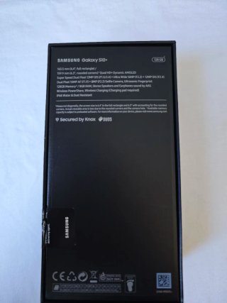 Samsung Galaxy S10+ con scatola e accessori