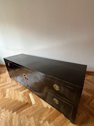 Elegante aparador oriental lacado en negro brillo