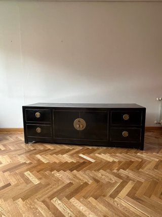 Elegante aparador oriental lacado en negro brillo