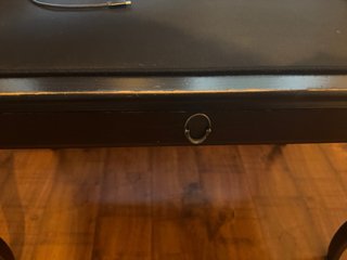 Escritorio negro con cajón