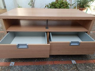 Mesa de TV y mesa baja Ikea.