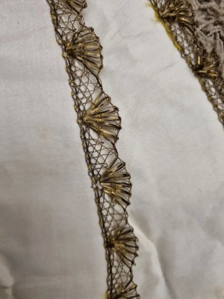 Cruz de seda s XIX/XX con pasamanería dorada
