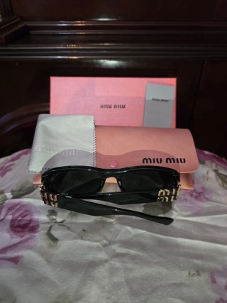 Gafas de sol Miu Miu negras