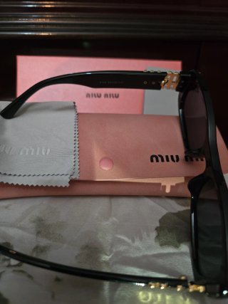Gafas de sol Miu Miu negras