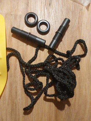 Remos de kayak amarillos y accesorios