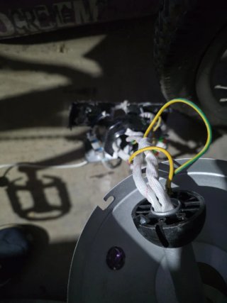 Ventilador de techo gris con mando