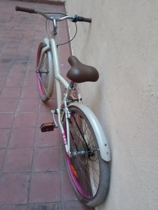 Bicicleta Btwin color crema con detalles rosas