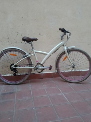 Bicicleta Btwin color crema con detalles rosas