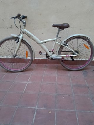Bicicleta Btwin color crema con detalles rosas