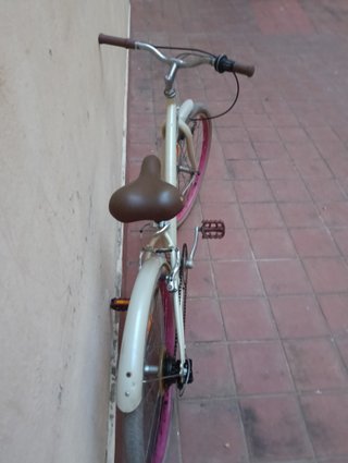 Bicicleta Btwin color crema con detalles rosas