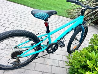 Bicicleta infantil azul, necesita cambio de ruedas