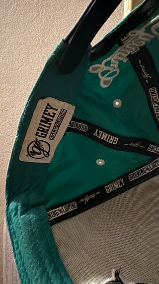 Gorra azul y verde con logo