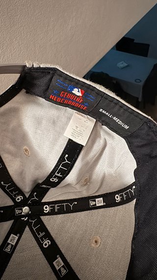 Gorra azul y verde con logo
