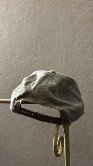 Gorra azul y verde con logo