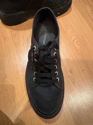 Zapatillas Victoria Negras con plataforma en buen