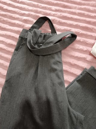 Lote Ropa Mujer Talla L: Pantalón Gris y Camiseta
