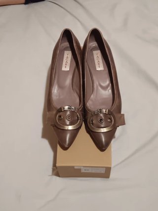 Zapatos de piel para señoras.