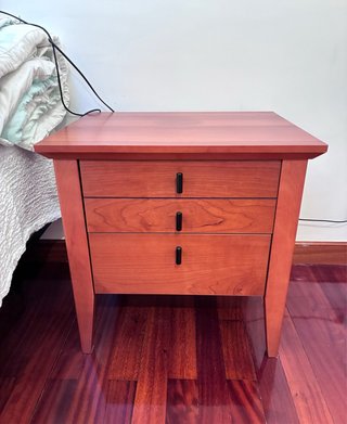 Cabeceros madera maciza (cama 105) y mesita noche