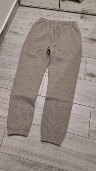 Pantaloni ESSENTIALS grigi lunghi