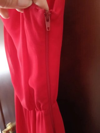 Vestido rojo asimétrico con cola