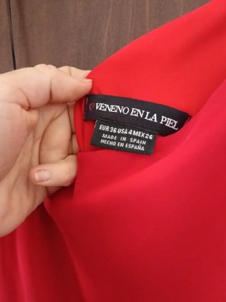 Vestido rojo asimétrico con cola