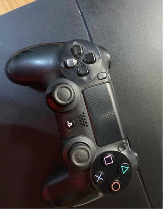 PS4 + 4 Giochi FIFA + 1 Joypad