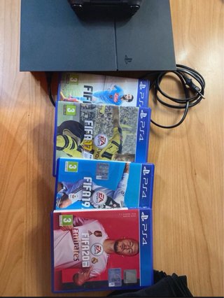 PS4 + 4 Giochi FIFA + 1 Joypad