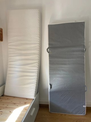Cama extensible Ikea Brimnes + Mesita. Hospitalet.