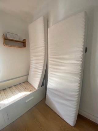 Cama extensible Ikea Brimnes + Mesita. Hospitalet.
