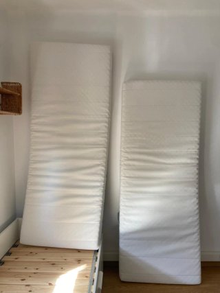 Cama extensible Ikea Brimnes + Mesita. Hospitalet.